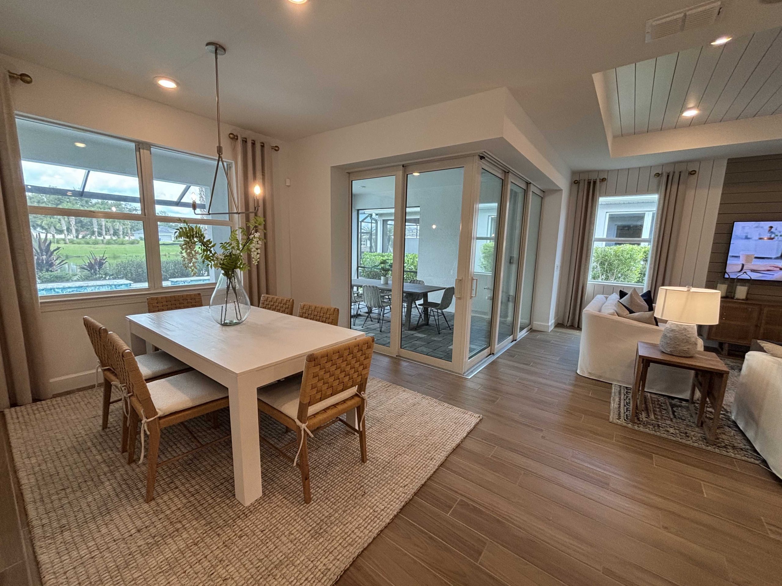 corner slider doors with dining area